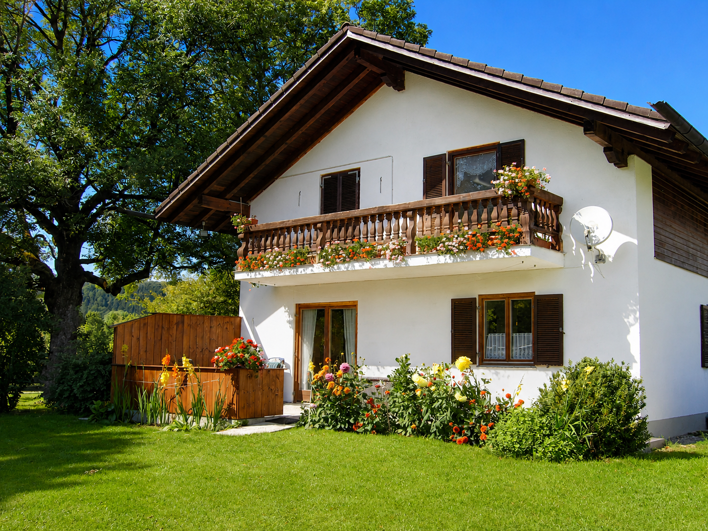 Gepflegter Garten mit Terrasse und Hausansicht